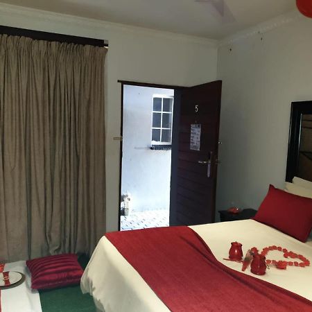 Suits Guest House & Bar Carletonville Екстериор снимка