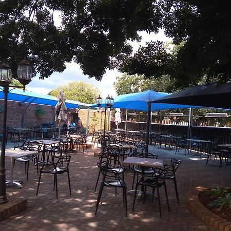 Suits Guest House & Bar Carletonville Екстериор снимка