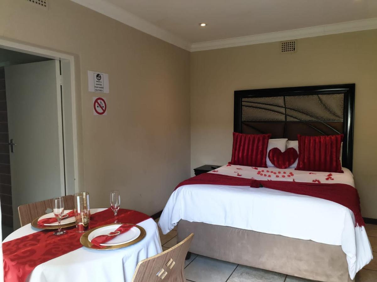 Suits Guest House & Bar Carletonville Екстериор снимка