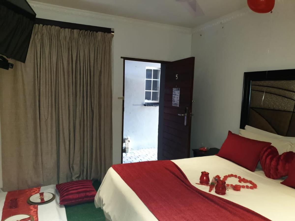 Suits Guest House & Bar Carletonville Екстериор снимка