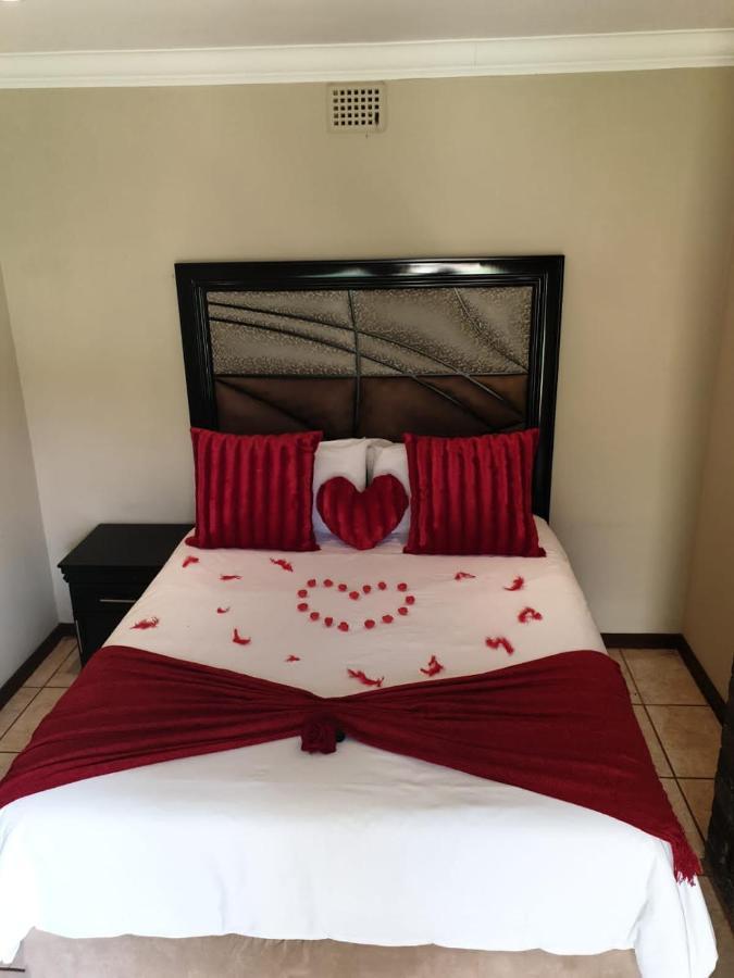 Suits Guest House & Bar Carletonville Екстериор снимка
