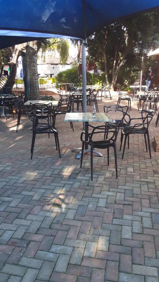 Suits Guest House & Bar Carletonville Екстериор снимка