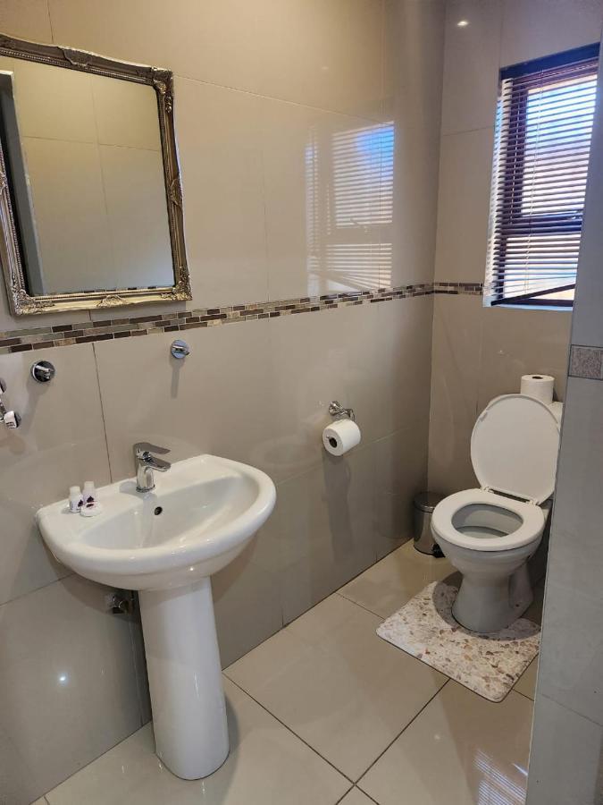Suits Guest House & Bar Carletonville Екстериор снимка