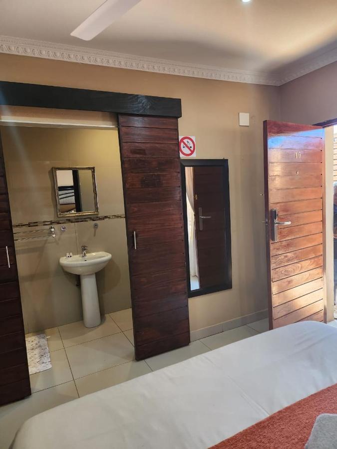 Suits Guest House & Bar Carletonville Екстериор снимка
