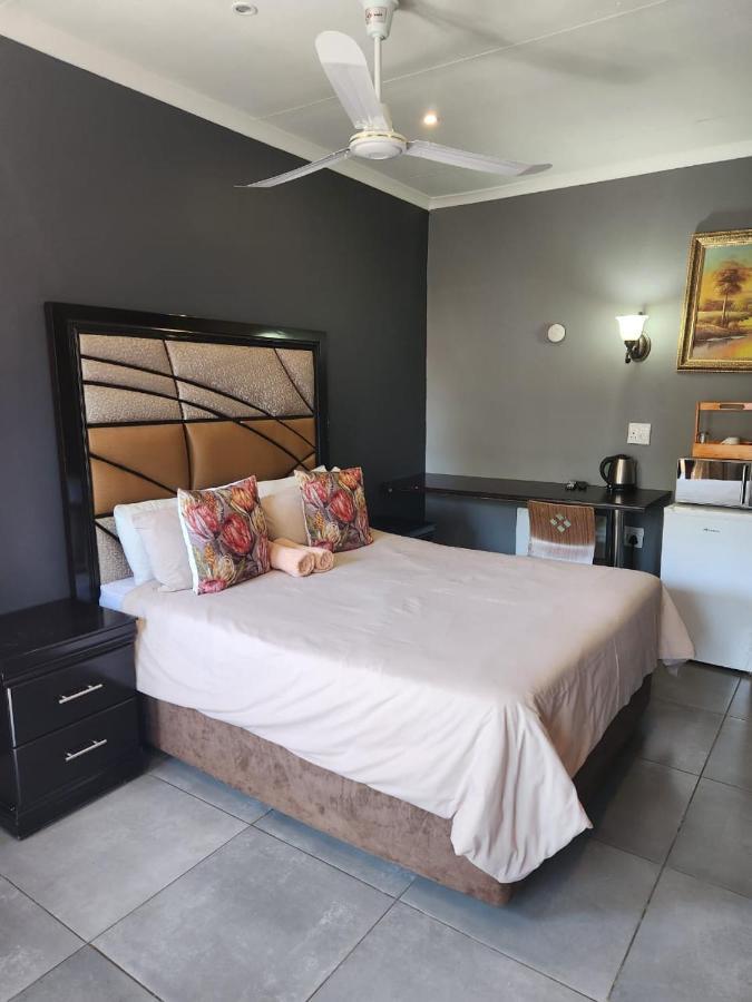 Suits Guest House & Bar Carletonville Екстериор снимка