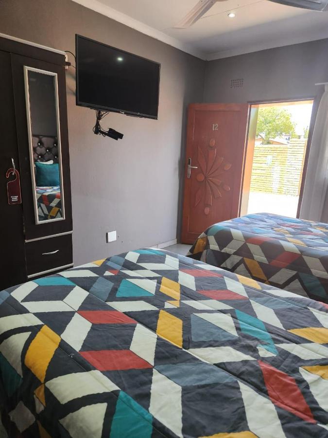 Suits Guest House & Bar Carletonville Екстериор снимка