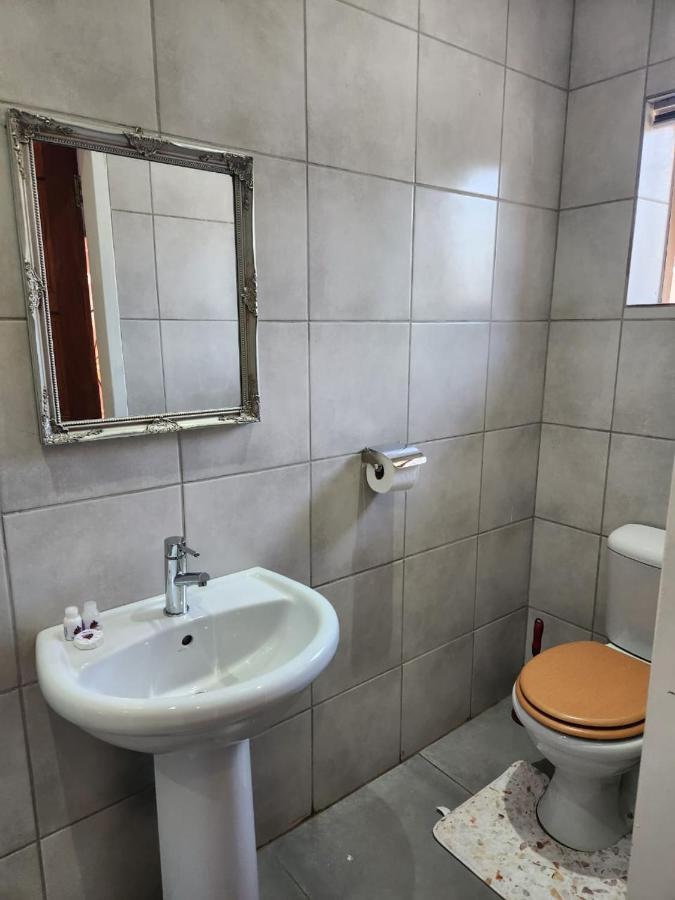 Suits Guest House & Bar Carletonville Екстериор снимка