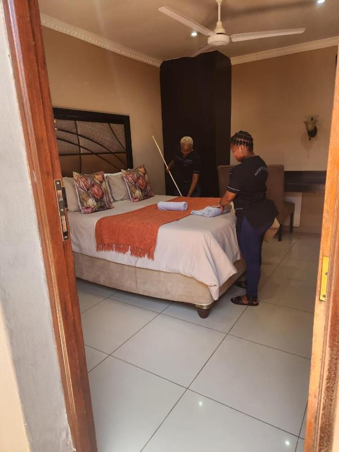 Suits Guest House & Bar Carletonville Екстериор снимка