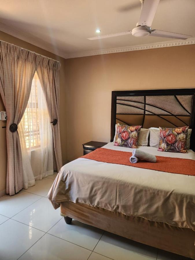 Suits Guest House & Bar Carletonville Екстериор снимка