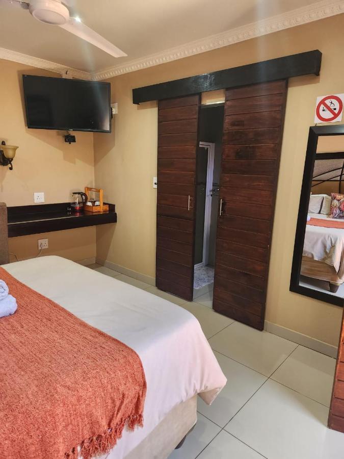 Suits Guest House & Bar Carletonville Екстериор снимка