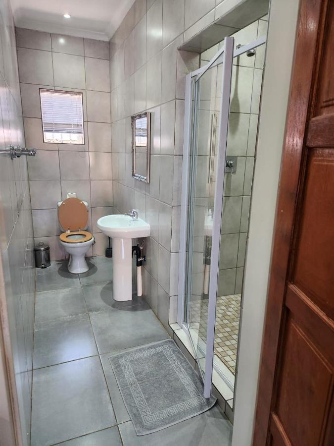 Suits Guest House & Bar Carletonville Екстериор снимка