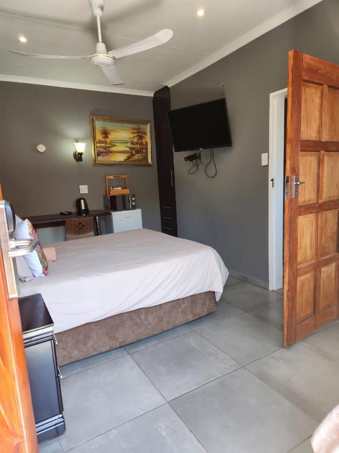 Suits Guest House & Bar Carletonville Екстериор снимка