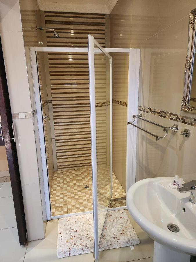 Suits Guest House & Bar Carletonville Екстериор снимка