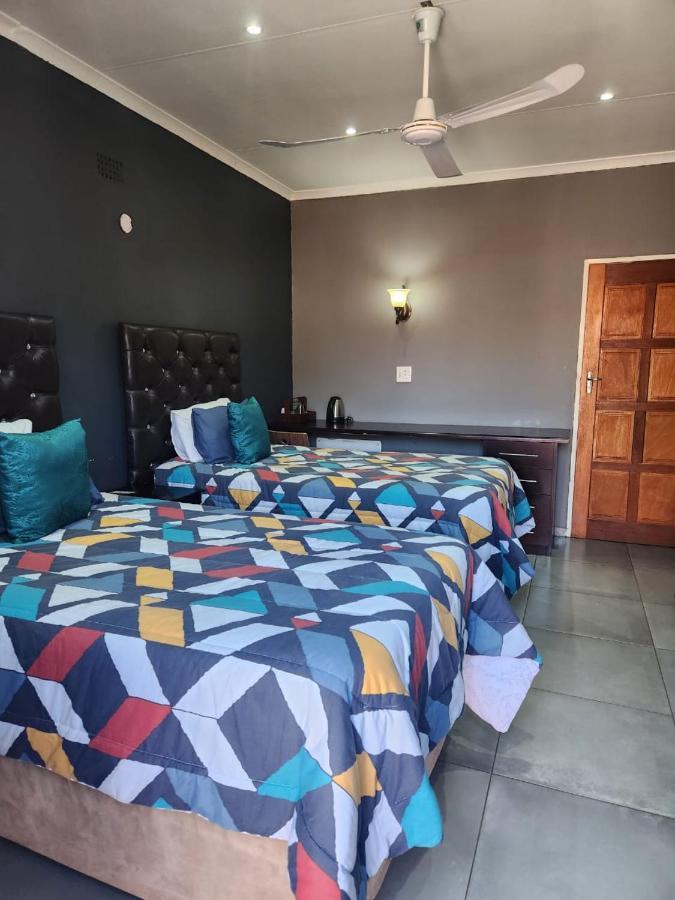 Suits Guest House & Bar Carletonville Екстериор снимка