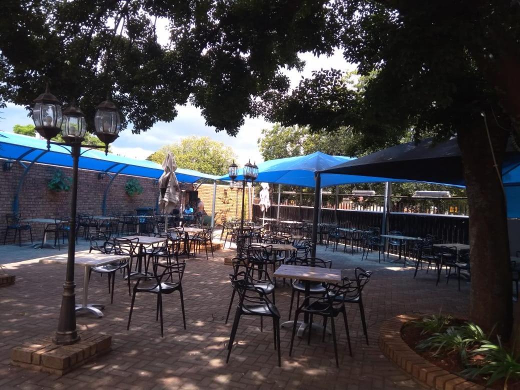 Suits Guest House & Bar Carletonville Екстериор снимка