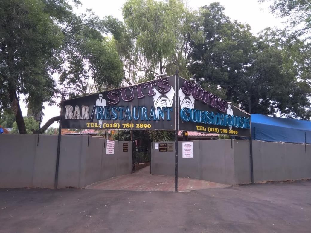 Suits Guest House & Bar Carletonville Екстериор снимка